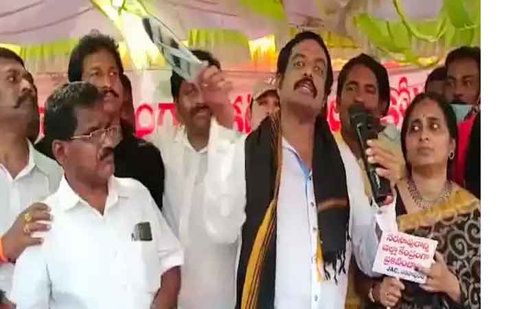 చెప్పుతో కొట్టుకున్న ఏపీ మాజీ మంత్రి..