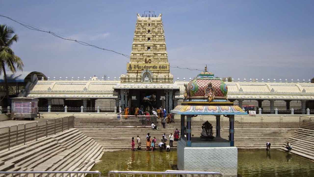 కాణిపాకం ఆలయంలో ధరల పెంపు.. బీజేపీ నిరసన