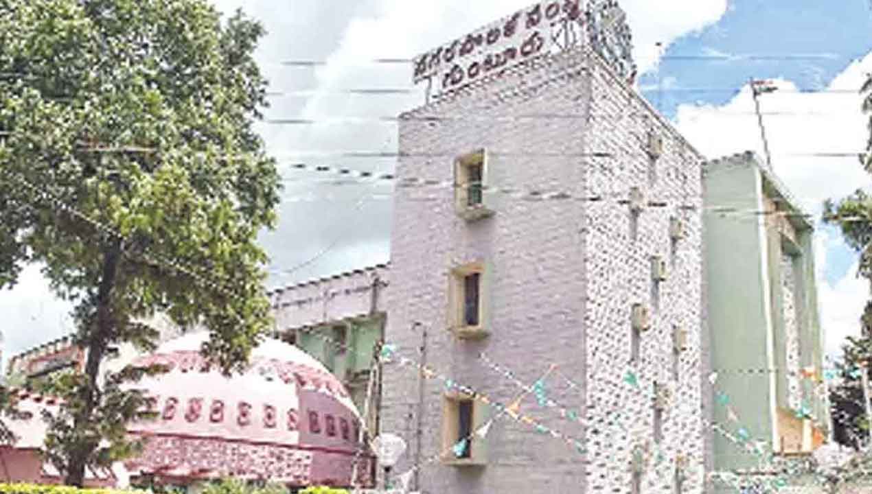 గుంటూరులో మట్టిపెళ్లలు కూలిన ఘటనలో సూపర్‌వైజర్‌ సస్పెన్షన్‌..