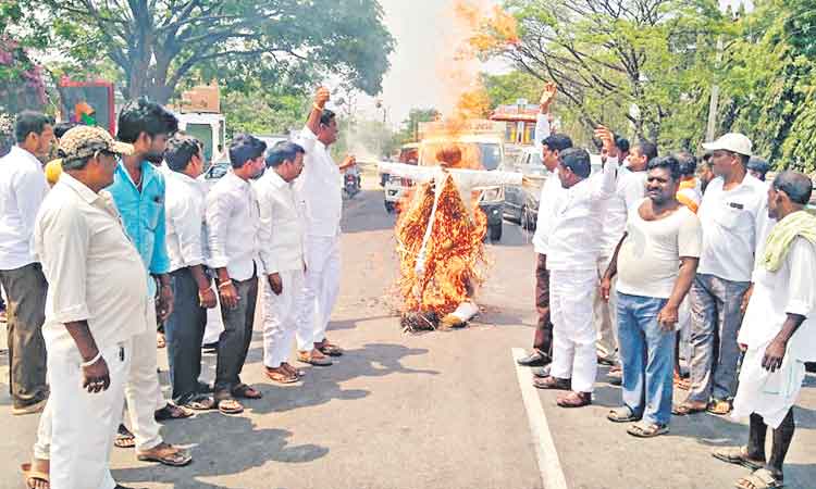 రిజర్వేషన్ల పెంపు బిల్లుపై కేంద్ర మంత్రి వ్యాఖ్యలపై నిరసన హోరు