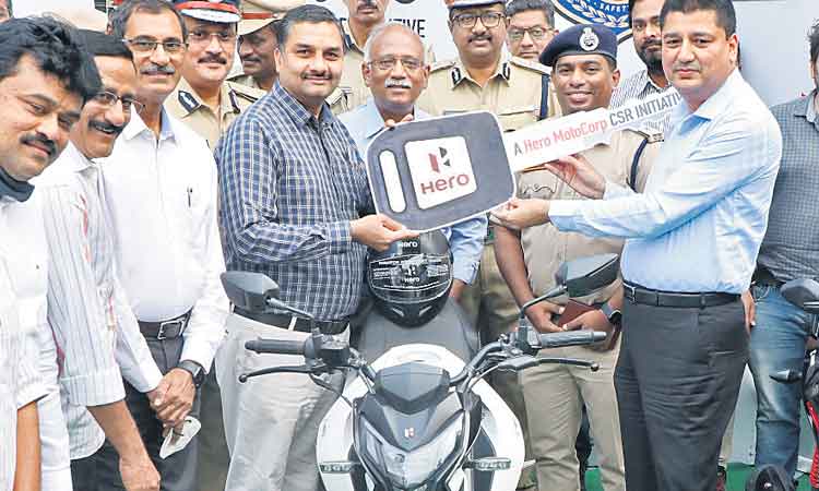 పోలీస్‌, అగ్నిమాపకశాఖలకు 70 హీరో బైక్స్‌