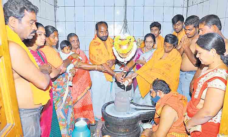 ఆలయాలకు పోటెత్తిన భక్తులు