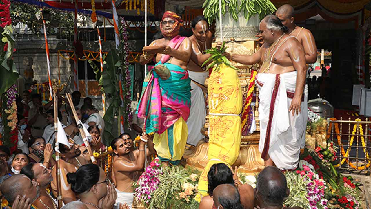 ధ్వజారోహణంతో వైభవంగా శ్రీ కోదండరాముని బ్రహ్మోత్సవాలు ప్రారంభం..