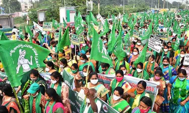 ఏపీ హైకోర్టుకు సాష్టాంగ నమస్కారాలు తెలియజేసిన అమరావతి రైతులు..