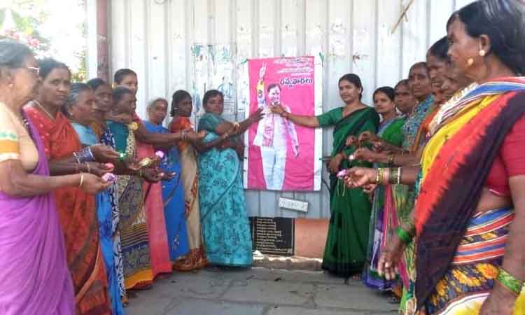 సీఎం కేసీఆర్‌ ఫ్లెక్సీలకు రాఖీలు కట్టిన మహిళలు