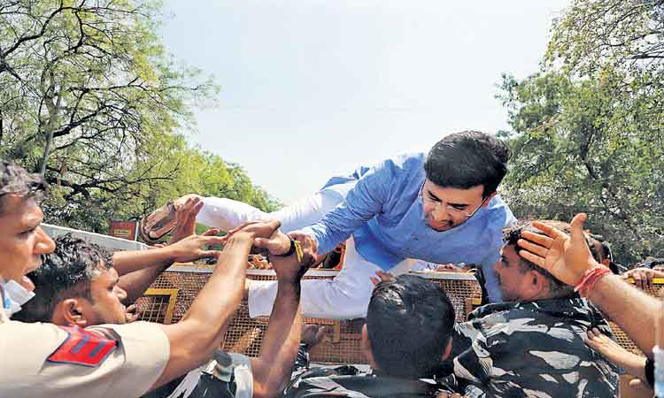 కేజ్రీవాల్‌ ఇంటిపై బీజేపీ దాడి