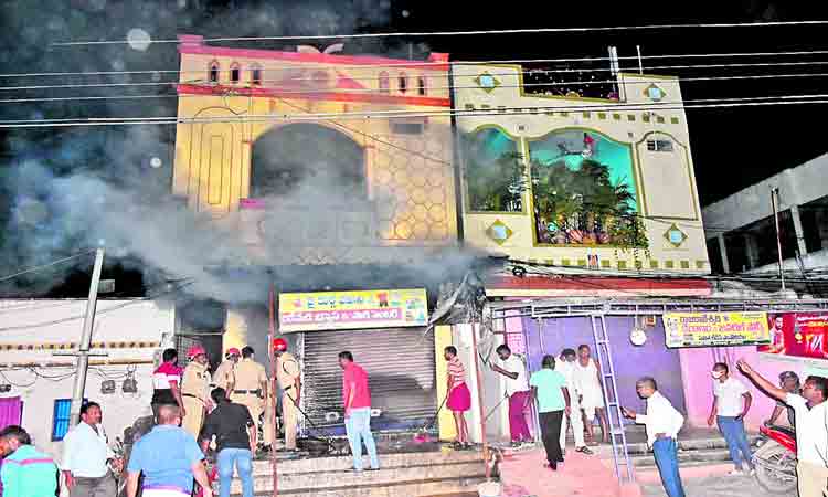 రెడీమేడ్‌ బట్టల షాపులో అగ్నిప్రమాదం