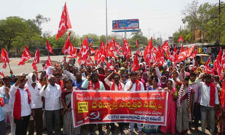 కార్మికుల హక్కులను కాలరాస్తున్న కేంద్రం