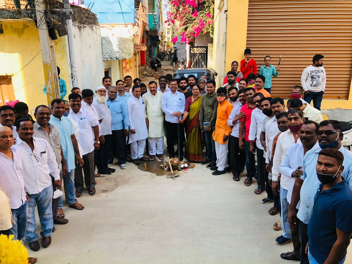 No roads | గత పాలకులు బస్తీల్లో సరైన రోడ్డు వసతిని కల్పించలేకపోయారు : ఎమ్మెల్యే కాలేరు వెంకటేశ్‌