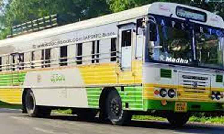 గుండెపోటుతో బస్సు డ్రైవర్‌ మృతి.. స్టీరింగ్‌ కంట్రోల్‌ చేసిన ప్రయాణికుడు