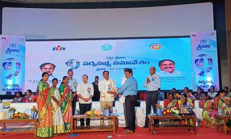 స్త్రీనిధి రుణాల్లో ఉభయ జిల్లాలు బెస్ట్‌