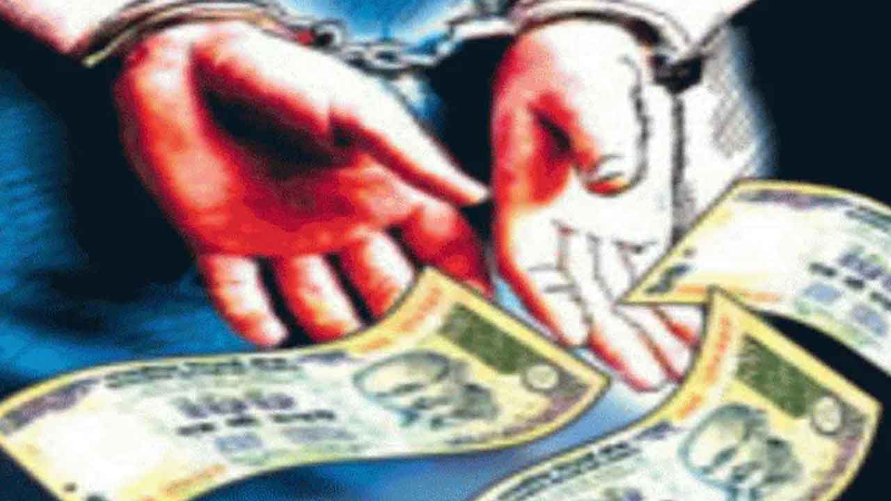 లంచం తీసుకుంటూ ఏసీబీకి పట్టుబడ్డ వీఆర్‌వో..