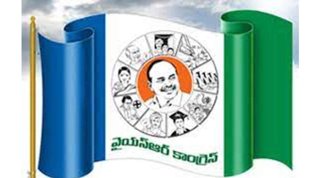 రణరంగంగా మున్సిపల్‌ సమావేశం.. చెప్పులతో కొట్టుకున్న వైసీపీ కౌన్సిలర్లు