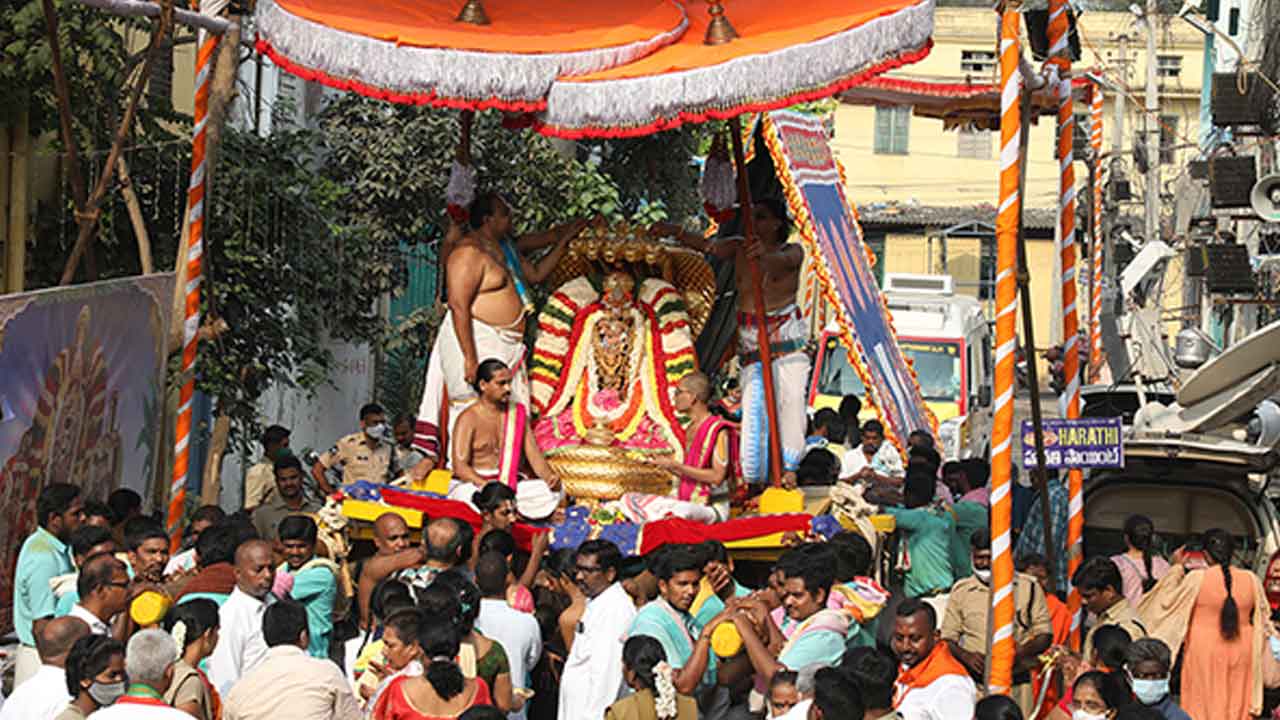 మాడ వీధుల్లో చిన్నశేష వాహనంపై స్వామివారు ఊరేగింపు..