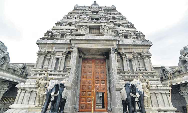 తూర్పు రాజగోపురం నుంచి ప్రవేశం