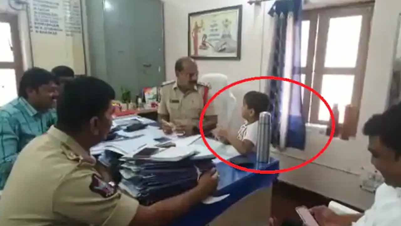 Viral video: సార్ మా స్కూల్ ద‌గ్గ‌ర ట్రాఫిక్ స‌మ‌స్య క్లియ‌ర్ చేయండి.. పోలీస్‌స్టేష‌న్‌కు ఆరేళ్ల బాలుడు!!