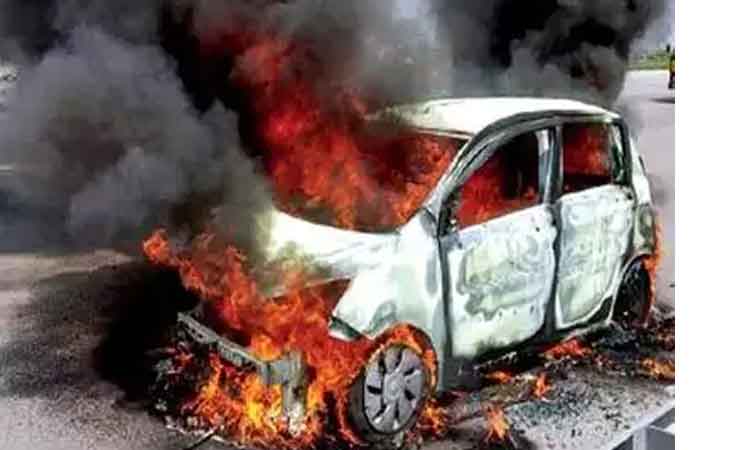 రెండు కార్లు ఢీ.. తప్పిన పెను ప్రమాదం..