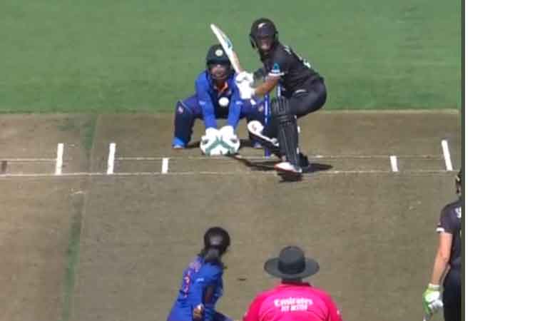 మ‌హిళ‌ల ప్ర‌పంచ క‌ప్‌లో భారత్‌ లక్ష్యం 261 పరుగులు..