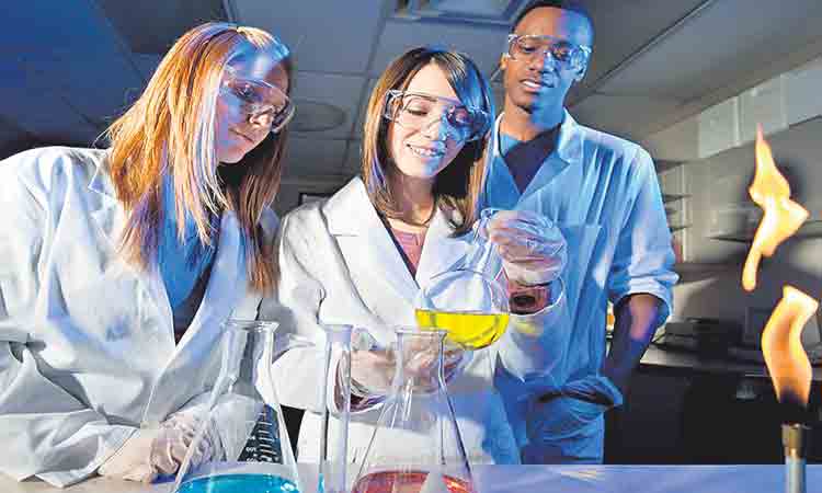 క్షార ద్రావణాల్లో ఫినాఫ్తలిన్‌ సూచిక రంగు?