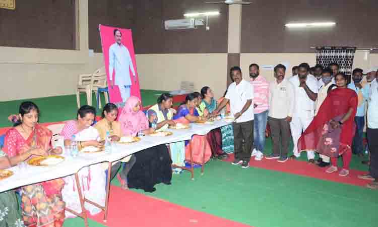 సీఎం కేసీఆర్‌ వరాలు.. ఊరూరా సంబురాలు