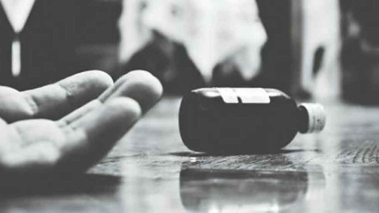 పోలీసులు వేధిస్తున్నారంటూ దంపతుల ఆత్మహత్యాయత్నం..