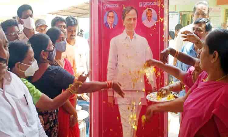 కేసీఆర్‌ చిత్రపటానికి పుష్పాభిషేకం