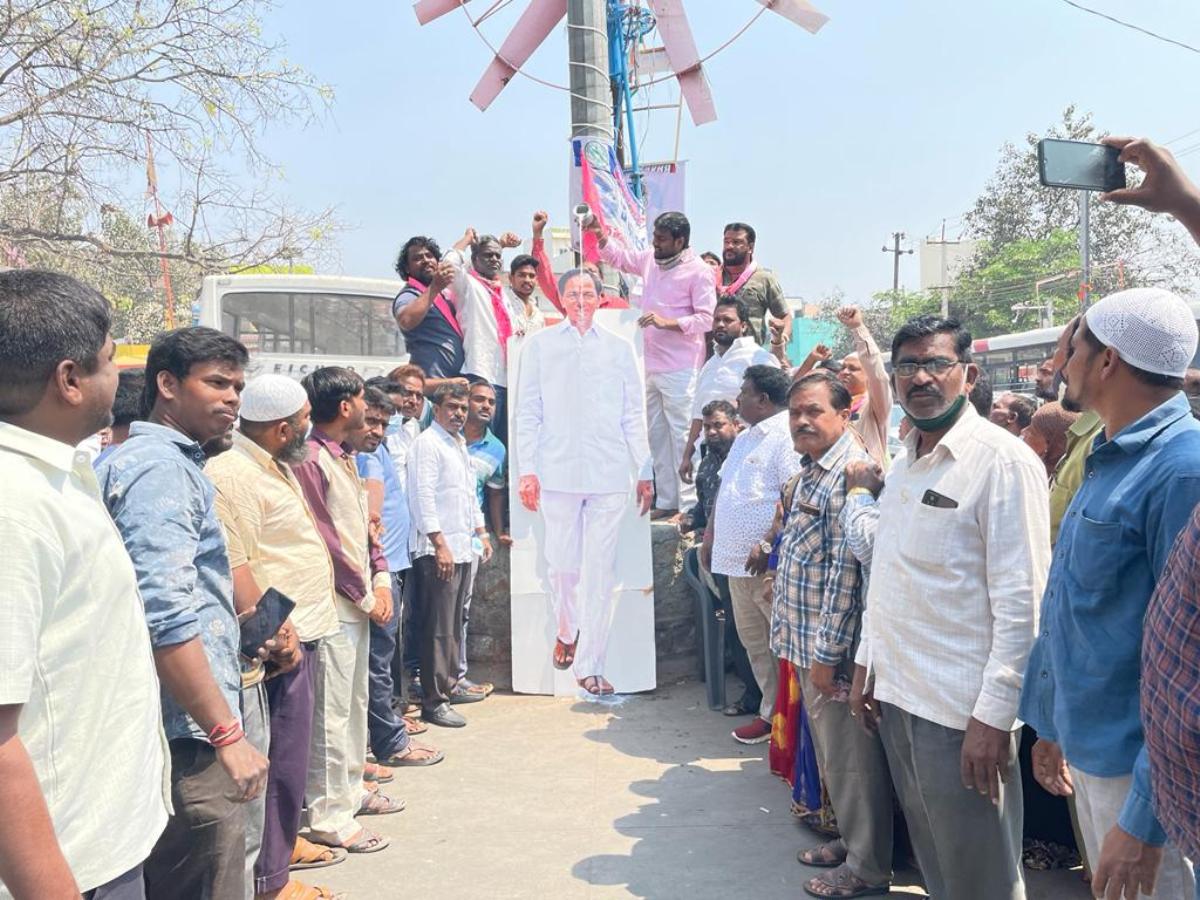 Youth happy | అంబరాన్నంటిన ఉద్యోగాల భర్తీ సంబురాలు