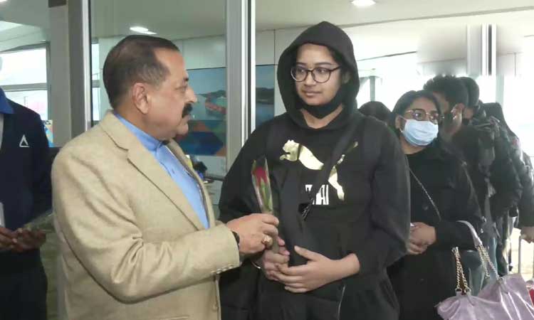 ఉక్రెయిన్‌ నుంచి ఇస్తాంబుల్‌ మీదుగా భారత్‌ చేరిన 220 మంది విద్యార్థులు