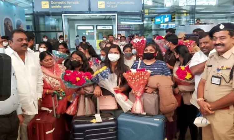 ఉక్రెయిన్ నుంచి తిరిగొచ్చిన నెల్లూరు విద్యార్థులు