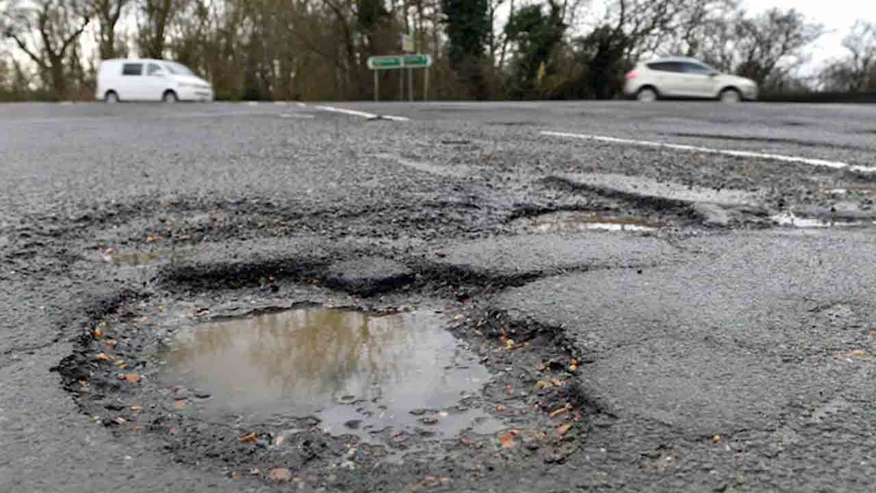 Accident | తల్లికి డిన్నర్ తీసుకెళ్తూ.. రోడ్డు గుంతలో పడి యువకుడు మృతి