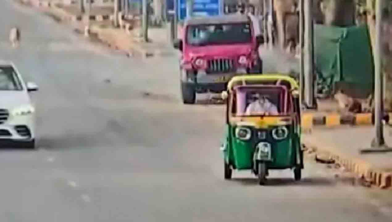 Watch: ఘోర రోడ్డు ప్రమాదం… వ్యక్తిపైకి దూసుకెళ్లిన వాహనం