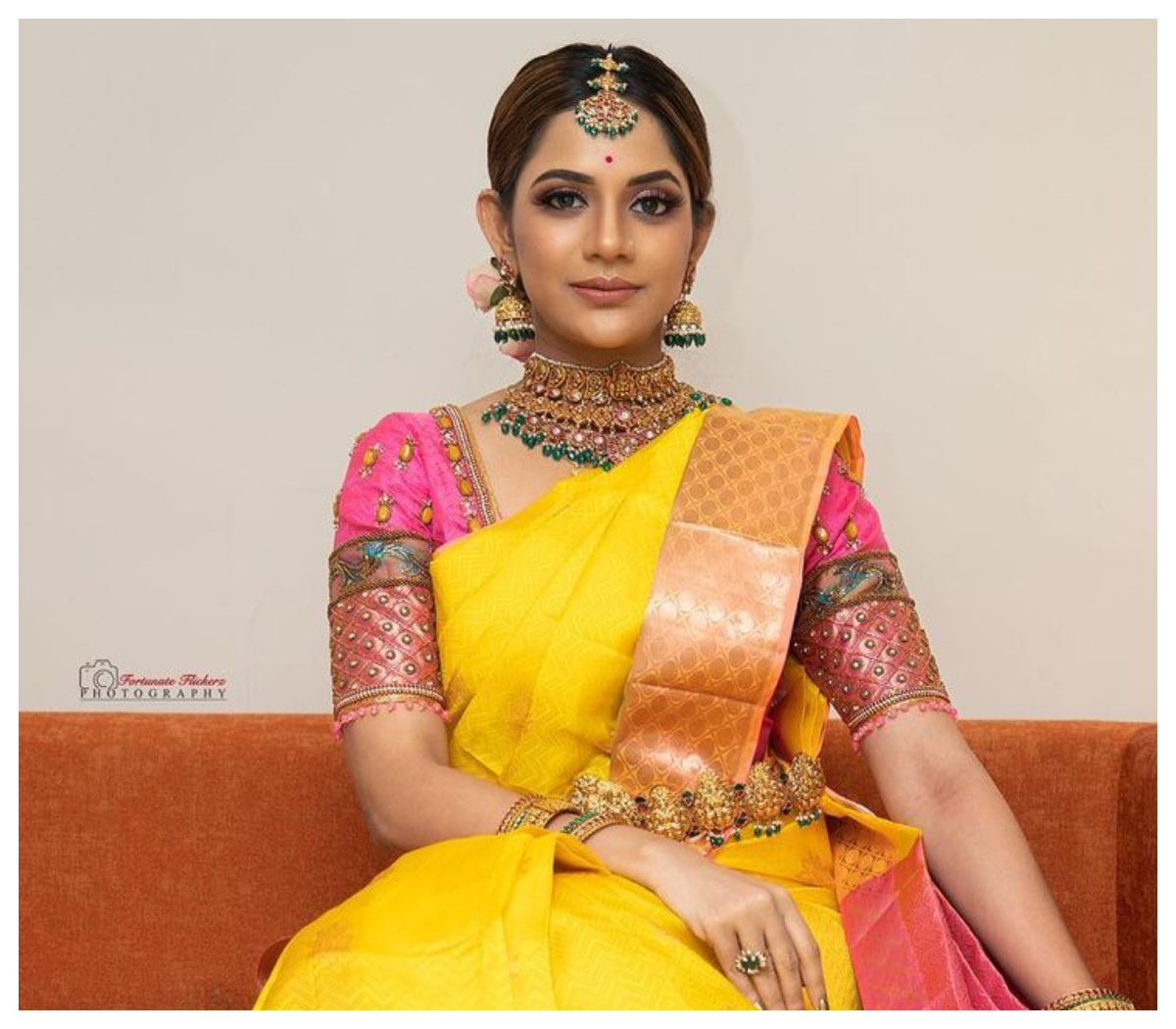 Aishwarya Dutta | పసుపు రంగు చీరలో ఐశ్వర్య దత్తా సొగసులు..