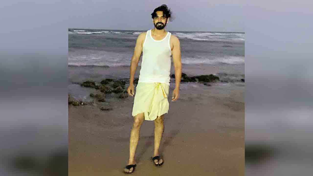 Akkineni Sushanth | లుంగీ అవ‌తార్‌లో అక్కినేని హీరో..ఎక్క‌డికెళ్లాడో ..?