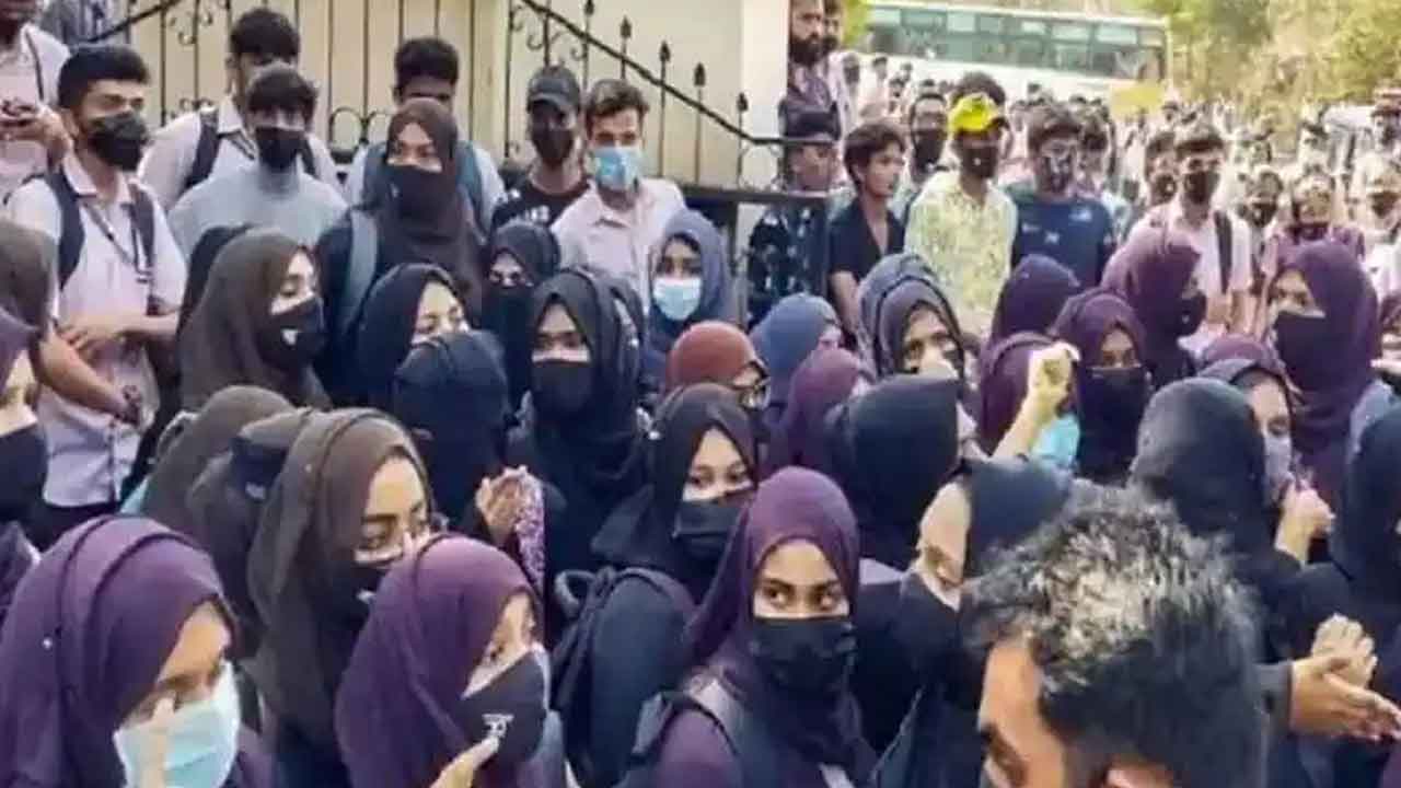 అలీఘఢ్‌కు తాకిన హిజాబ్‌ వివాదం.. ముస్లిం బాలికల ఆందోళన, ర్యాలీ