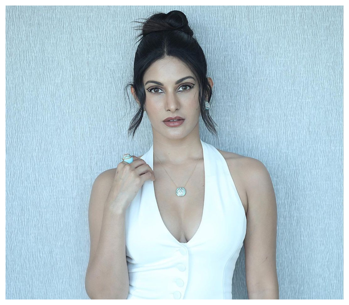 Amyra Dastur | వైట్‌ కలర్‌ డ్రెస్‌లో కేకపుట్టిస్తున్న అమైరా ద‌స్తూర్..