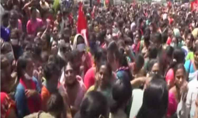 విశాఖలో అంగన్‌వాడీల ఆందోళన, ప్రభుత్వ ఉద్యోగులుగా గుర్తించాలని డిమాండ్‌