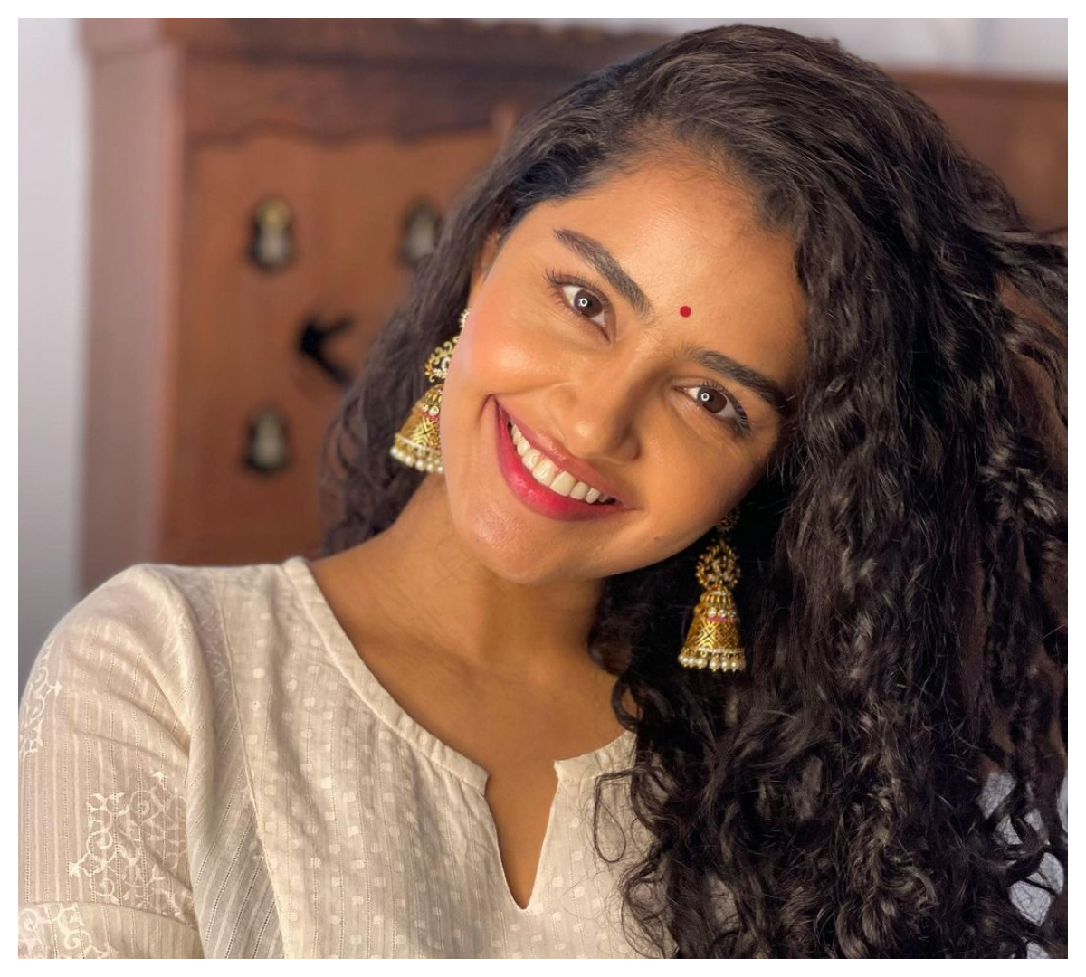 Anupama Parameswaran | వైట్ క‌ల‌ర్ డ్రెస్‌లో కైపెక్కిస్తున్న అనుపమ పరమేశ్వరన్..