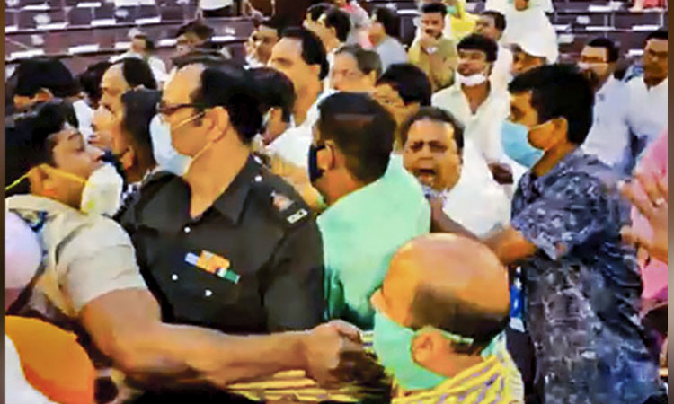 రణరంగంగా బెంగాల్‌ అసెంబ్లీ