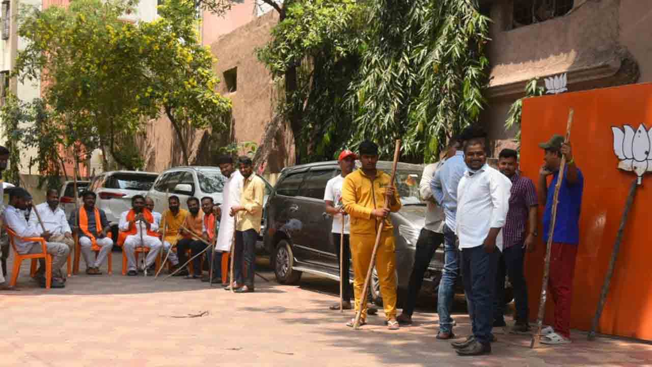 గిరిజ‌నుల‌పై క‌ర్ర‌ల‌తో దాడుల‌కు య‌త్నించిన బీజేపీ నాయ‌కులు