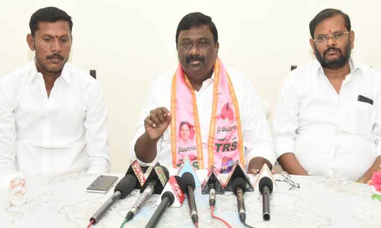 షర్మిళది అవగాహన రాహిత్యం: జడ్పీ చైర్మన్ బండా నరేందర్ రెడ్డి