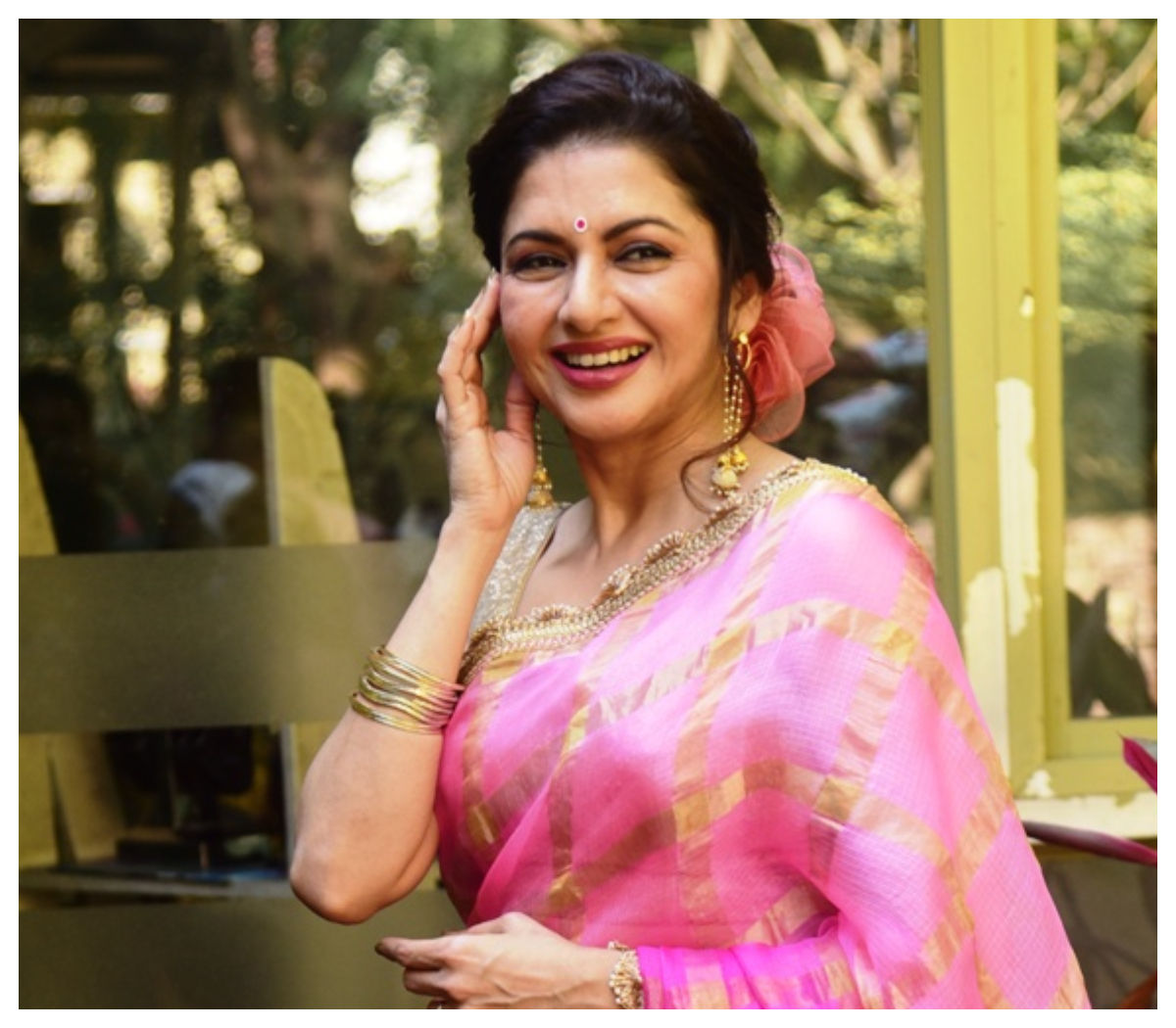 Bhagyashree | గులాబీ కలర్ చీరలో భాగ్యశ్రీ బ్యూటిఫుల్ స్టిల్స్..