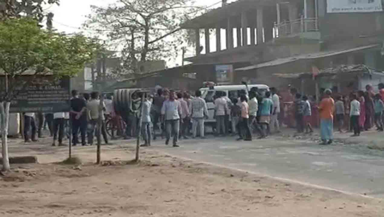 తేనెటీగలు కుట్టి కస్టడీ వ్యక్తి మరణించాడన్న పోలీసులు… స్థానికుల హింసలో పోలీస్‌ మృతి