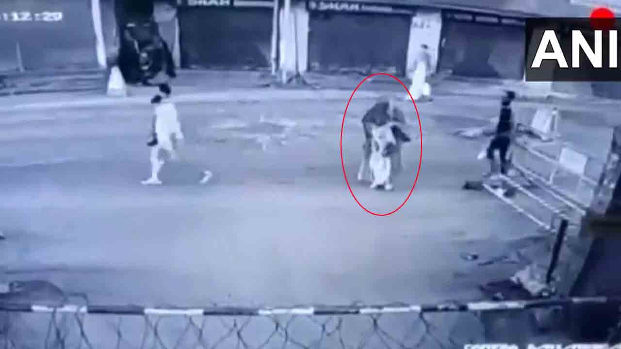 సీఆర్‌పీఎఫ్ బంక‌ర్‌పై మ‌హిళ బాంబు దాడి.. వీడియో