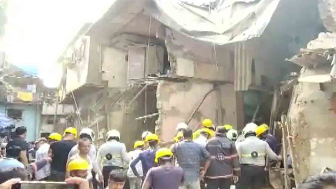 ముంబైలో కూలిన భవనం… ఒకరు మృతి, ఇద్దరికి గాయాలు