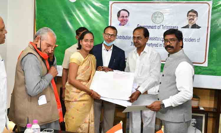 గ‌ల్వాన్ అమ‌ర జ‌వాన్ల కుటుంబాల‌కు సీఎం కేసీఆర్ ఆర్థిక సాయం