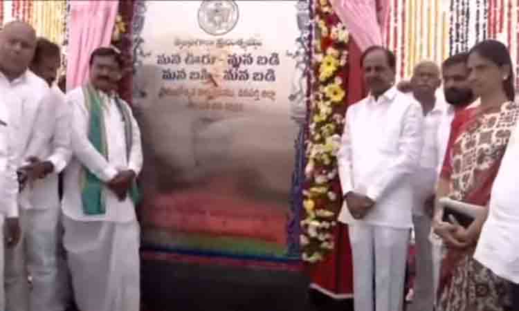 వ‌చ్చే విద్యా సంవ‌త్స‌రం నుంచి ఇంగ్లీష్ మీడియంలో బోధ‌న : సీఎం కేసీఆర్