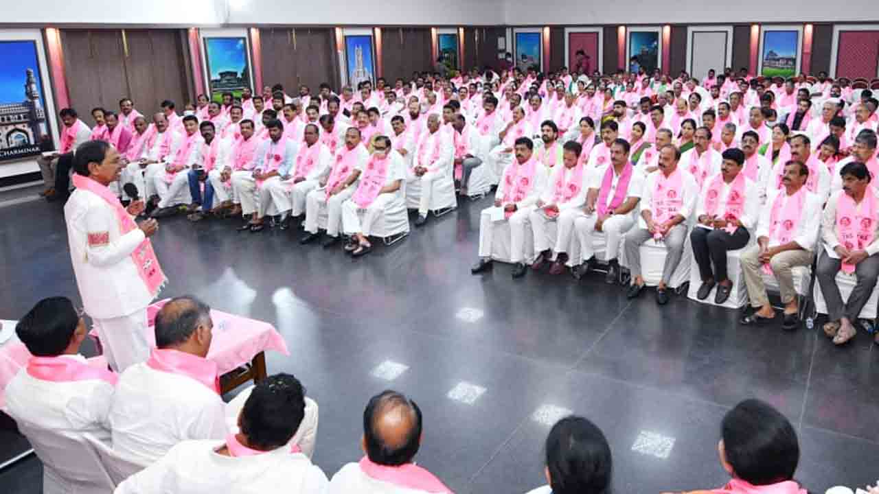 తెలంగాణ భవన్లో టీఆర్ఎస్ఎల్పీ సమావేశం ప్రారంభం