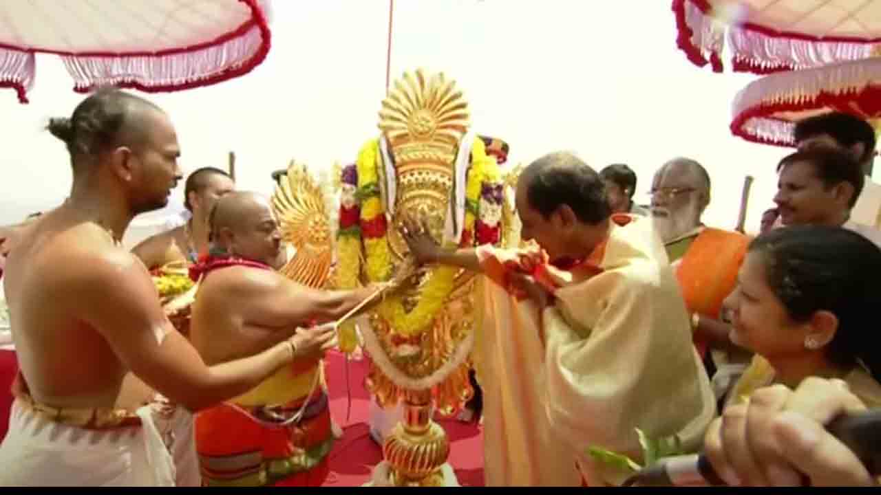 దివ్య విమాన గోపురంపై శ్రీ సుద‌ర్శ‌న చ‌క్రానికి సీఎం కేసీఆర్ జ‌లాభిషేకం