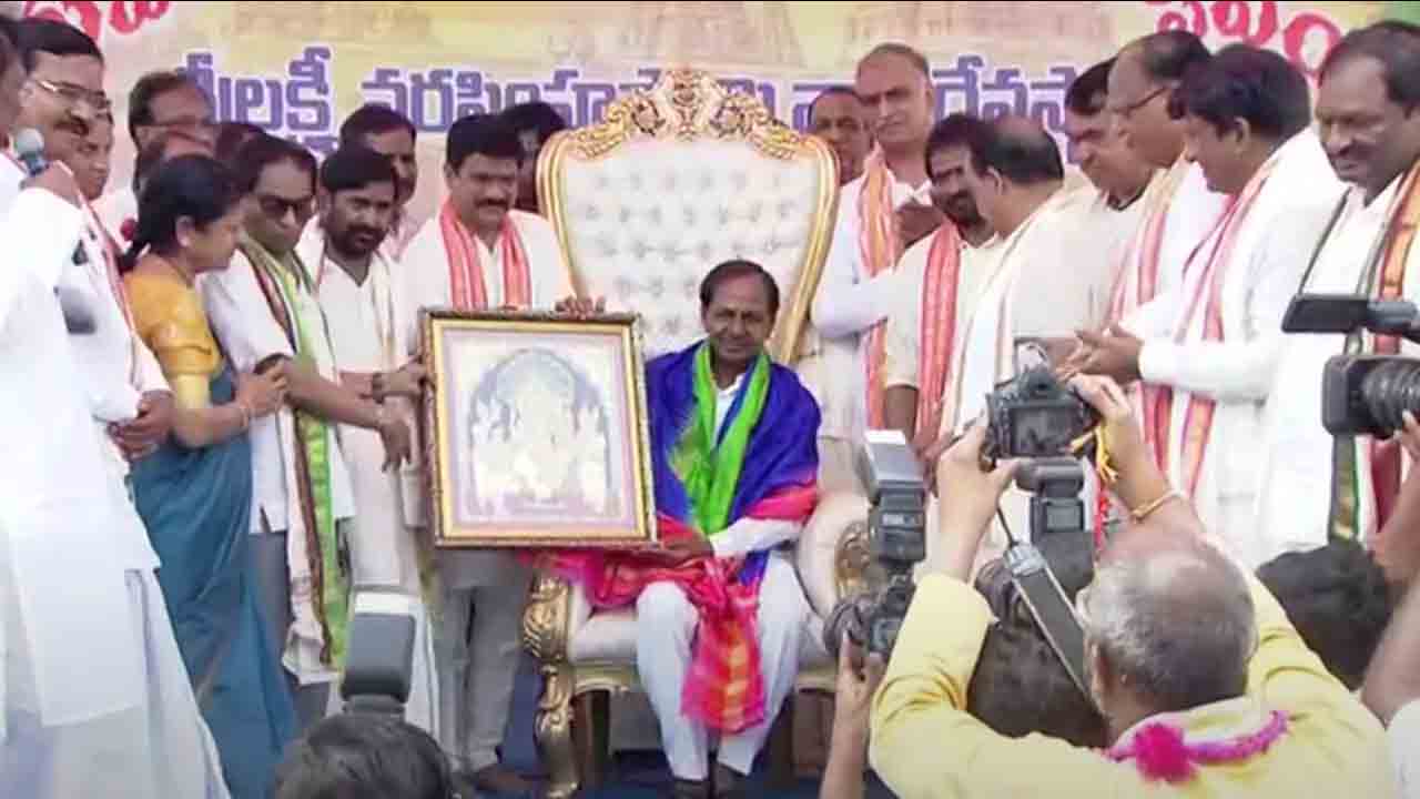 శాస్రోక్తంగా ముగిసిన మ‌హాకుంభ సంప్రోక్ష‌ణ‌.. సీఎం కేసీఆర్‌కు ఘ‌నంగా స‌త్కారం..
