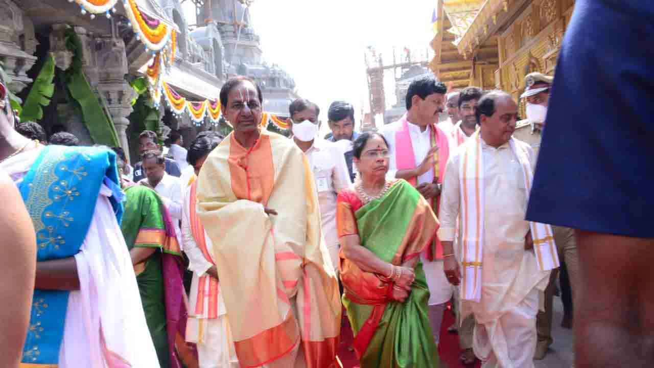 క‌న్నుల పండువ‌గా శోభాయాత్ర‌.. స్వ‌యంగా ప‌ల్లకి మోసిన సీఎం కేసీఆర్